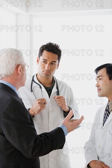 Three doctors in discussion. Photo : Rob Lewine