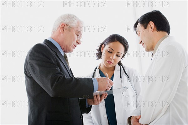 Three doctors discussing. Photo : Rob Lewine