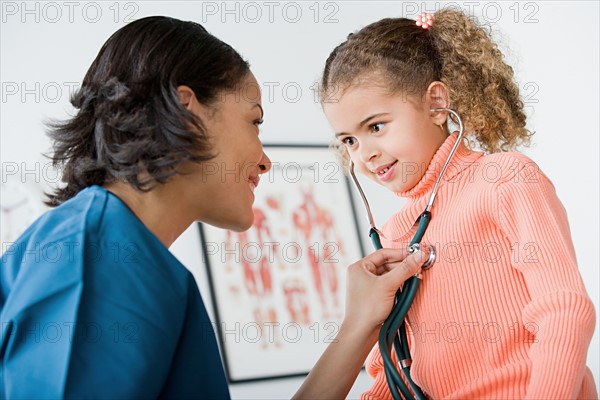 Doctor examining girl (10-11). Photo : Rob Lewine