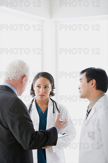 Three doctors in discussion. Photo : Rob Lewine