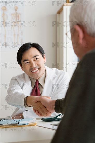 Doctor and patient shaking hands. Photo : Rob Lewine