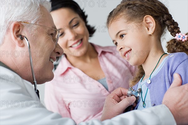 Doctor examining girl (10-11). Photo : Rob Lewine