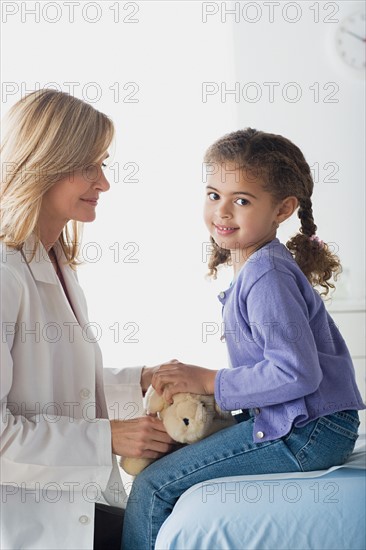 Girl (10-11) and doctor. Photo : Rob Lewine