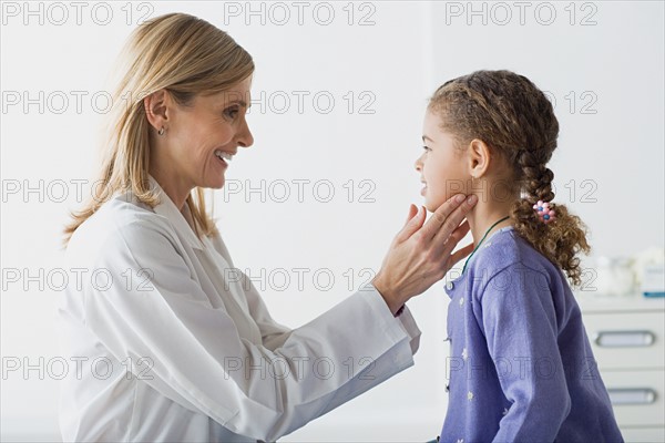 Doctor examining girl (10-11). Photo : Rob Lewine