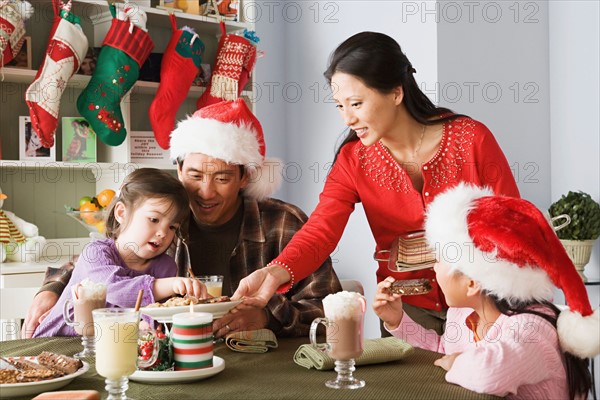 Family with two daughters (10-11) enjoying christmas meal. Photo : Rob Lewine