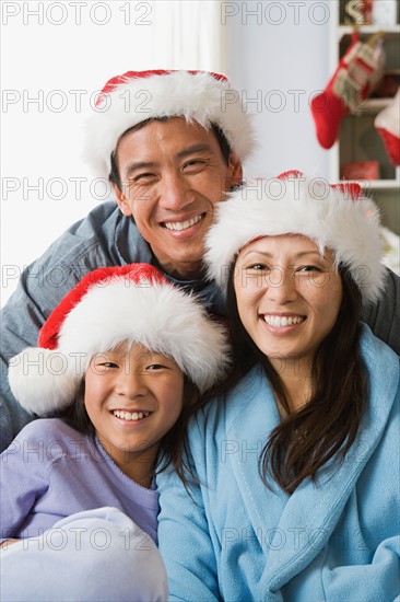 Portrait of mother and father with daughter. Photo : Rob Lewine