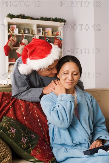 Man giving christmas gift to woman. Photo : Rob Lewine