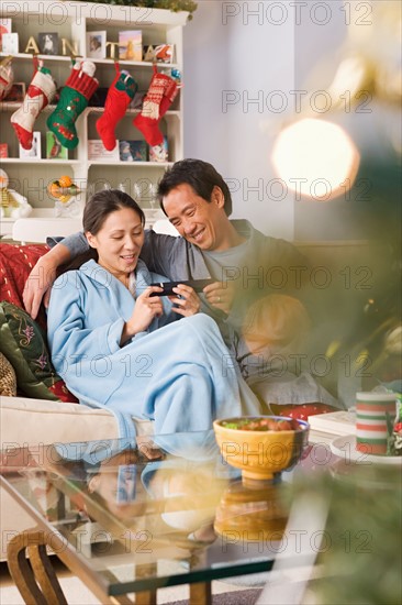 Man giving christmas gift to woman. Photo : Rob Lewine