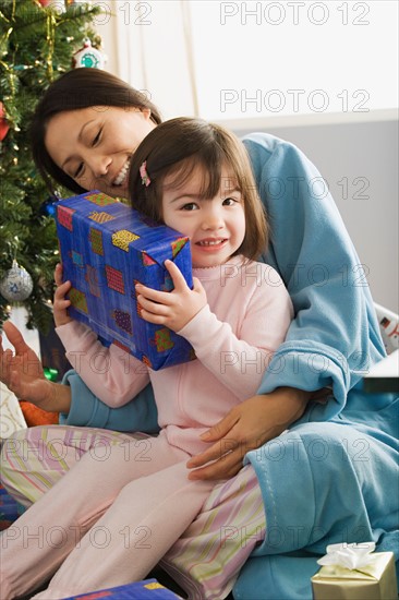 Mother and daughter (10-11) at Christmas morning. Photo : Rob Lewine