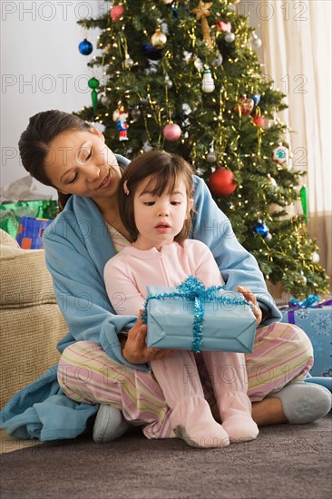 Mother and daughter at Christmas morning. Photo : Rob Lewine