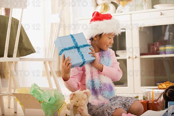 Girl with presents at Christmas morning. Photo : Rob Lewine