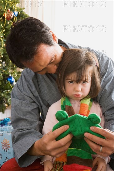 Father and daughter at Christmas tree. Photo : Rob Lewine