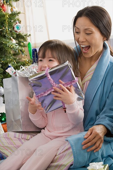 Mother and daughter at Christmas morning. Photo : Rob Lewine