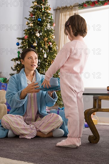Mother and daughter at Christmas morning. Photo : Rob Lewine