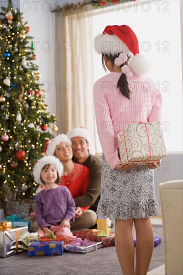 Family with two daughters (10-11) at Christmas morning. Photo : Rob Lewine