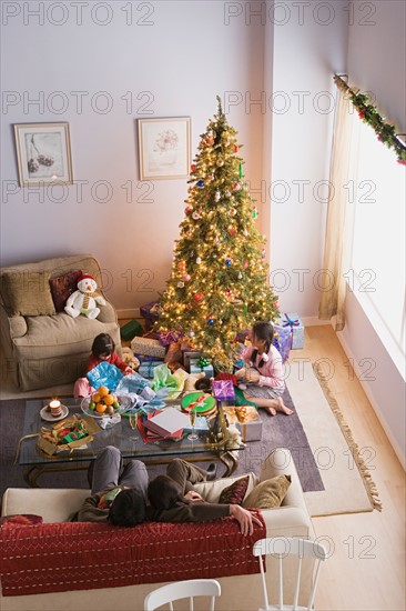 Family with two daughters (10-11) at Christmas morning. Photo : Rob Lewine