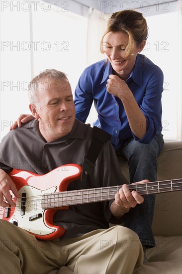 Couple having fun with guitar. Photo : Rob Lewine