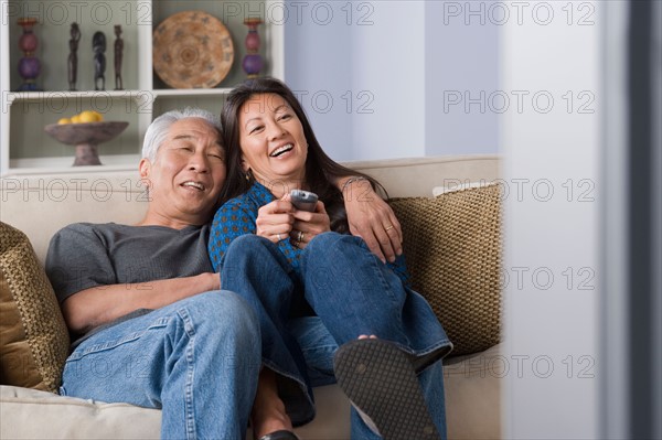 Portrait of couple watching tv. Photo : Rob Lewine