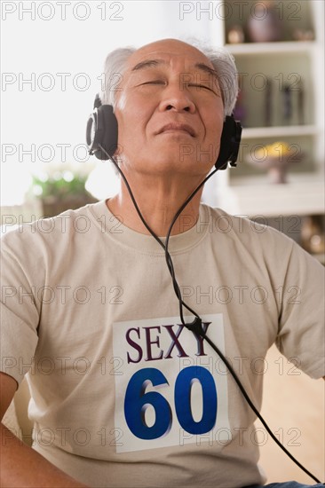 Man with headphones on. Photo : Rob Lewine