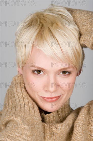 Studio shot portrait of young woman, close-up. Photo : Rob Lewine