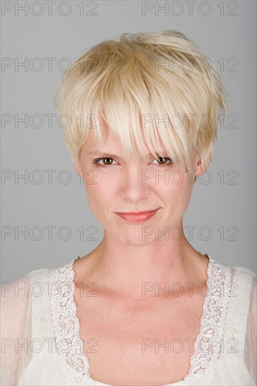 Studio shot portrait of mid adult woman with tousled hair, close-up. Photo : Rob Lewine
