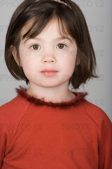 Studio portrait of mixed-race girl (10-11). Photo : Rob Lewine