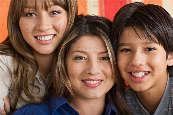 Portrait of mother with two children. Photo : Rob Lewine