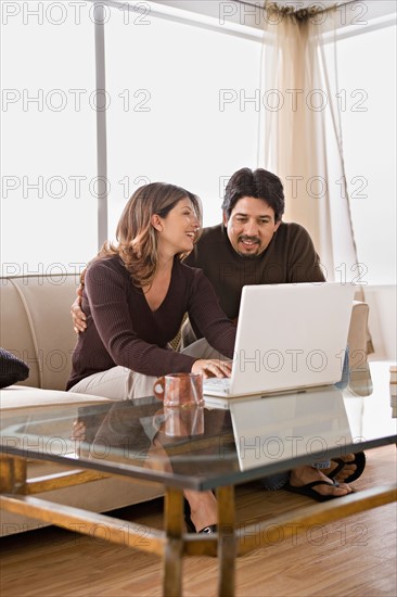 Couple using laptop together. Photo : Rob Lewine