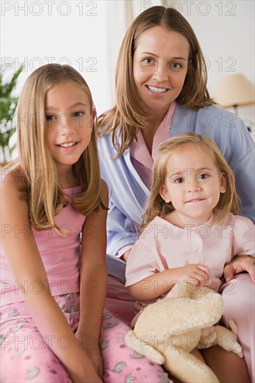 Mother with two daughters (8-9, 12-13). Photo : Rob Lewine