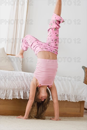 Girl (12-13) doing handstand. Photo : Rob Lewine