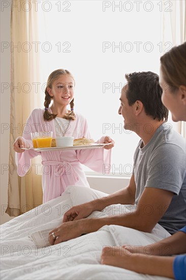 Family breakfast in bed. Photo : Rob Lewine