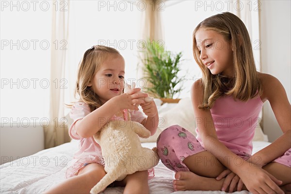 Two sisters playing together. Photo : Rob Lewine