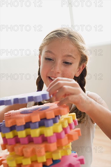 Girl setting jigsaw. Photo : Rob Lewine