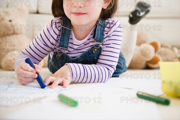 Small girl  (4-5 years) coloring paper. Photo : Jamie Grill