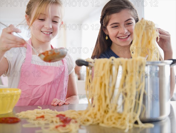 Two girls cooking pasta. Photo : Jamie Grill