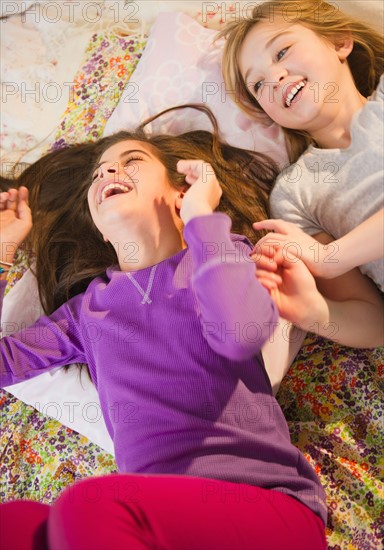 Two girls playing on bed. Photo : Jamie Grill