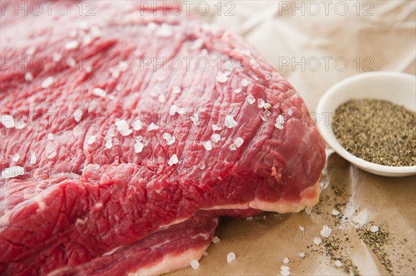 Close up of raw meat with spices, studio shot. Photo : Jamie Grill