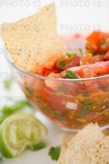 Close up of salad in bowl, studio shot. Photo : Jamie Grill