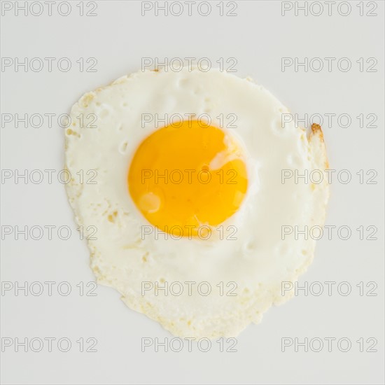 Close up of fried egg, studio shot. Photo : Jamie Grill