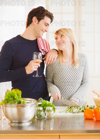 Couple preparing food in kitchen. Photo : Daniel Grill