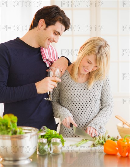 Couple preparing food in kitchen. Photo : Daniel Grill