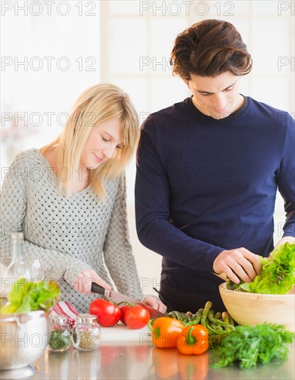 Couple preparing food in kitchen. Photo : Daniel Grill