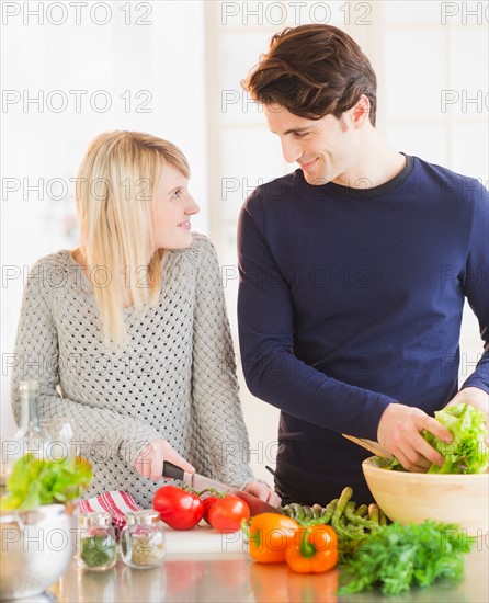 Couple preparing food in kitchen. Photo : Daniel Grill