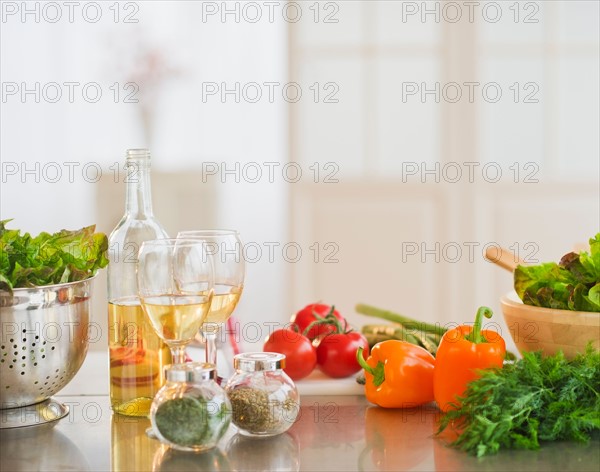 Close up of food preparation in kitchen . Photo : Daniel Grill