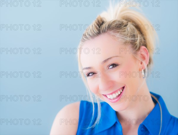 Portrait of smiling young woman, studio shot. Photo : Daniel Grill