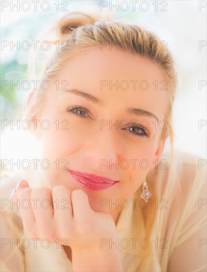 Portrait of smiling young woman with blonde hair. Photo : Daniel Grill