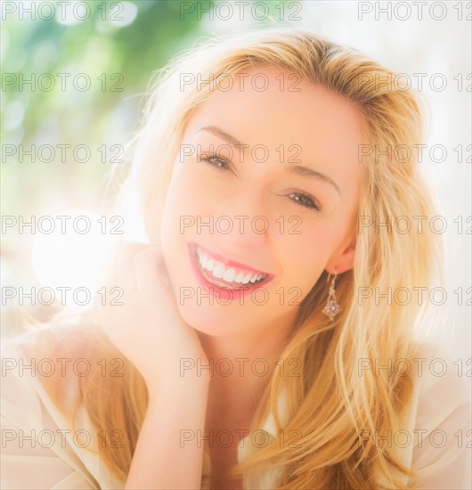 Portrait of smiling young woman with blonde hair. Photo : Daniel Grill