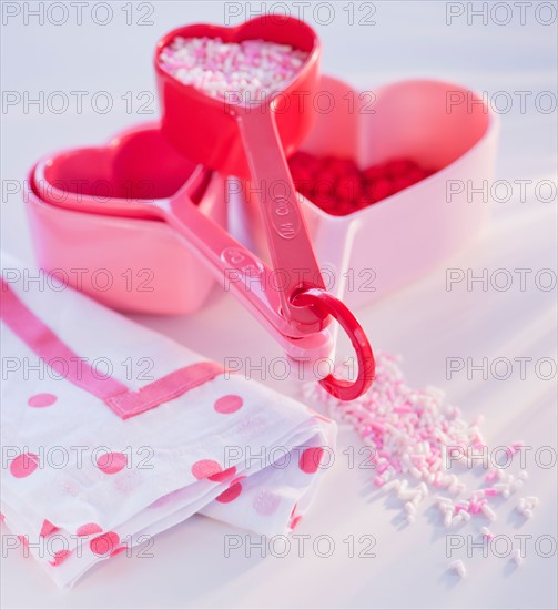 Close up of Valentine's Day decorations, studio shot. Photo : Daniel Grill