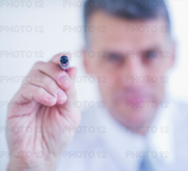 Man holding felt tip pen. Photo : Daniel Grill