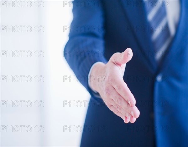 Businessman waiting to shake hands. Photo : Daniel Grill